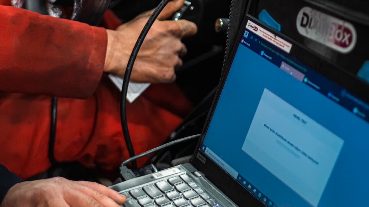 Valise de diagnostic électronique reliée à un véhicule